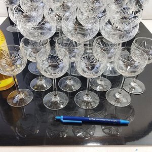 L 094 - Conjunto de copas de licor y de vino de vidrio tallado con diferentes motivos, ideales para vestir una mesa importante (Buen Estado) - imagen 10