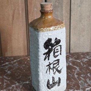 Botella de cerámica con inscripciones orientales y corcho - imagen 3