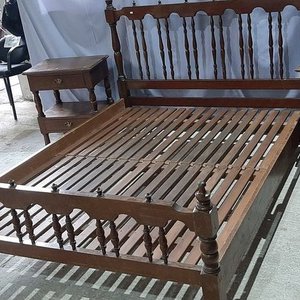 Cama de 2 Plazas con 2 Mesas de Luz de Madera - imagen 3