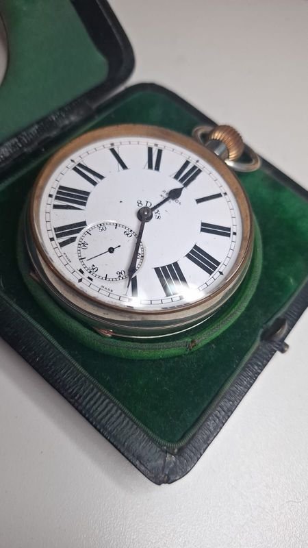 Reloj de viaje en plata con estuche y detalles