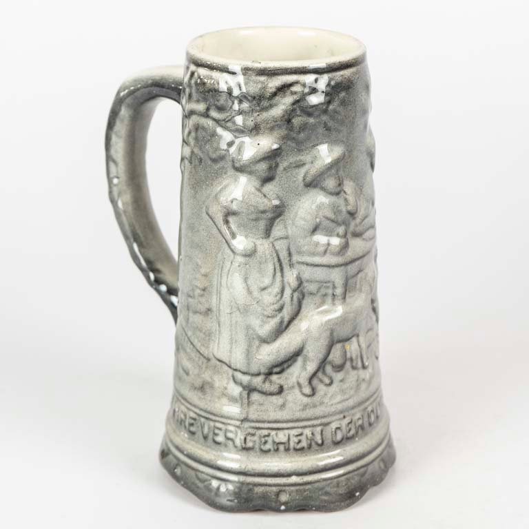 Jarra de cerveza cerámica con escena en relieve - imagen 2