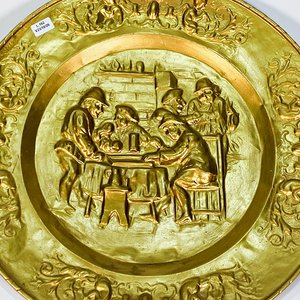 Plato Decorativo Dorado con Bodegón de Personajes Bebiendo - 44 cm Diámetro - imagen 2