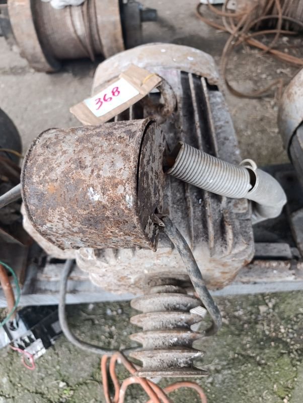 Motor Trifásico WEG 10 HP con Llave Cuchilla y Polea