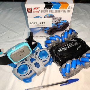 Auto de Control Remoto Stunt Car Recargable con 2 Controles y Luces - imagen 3