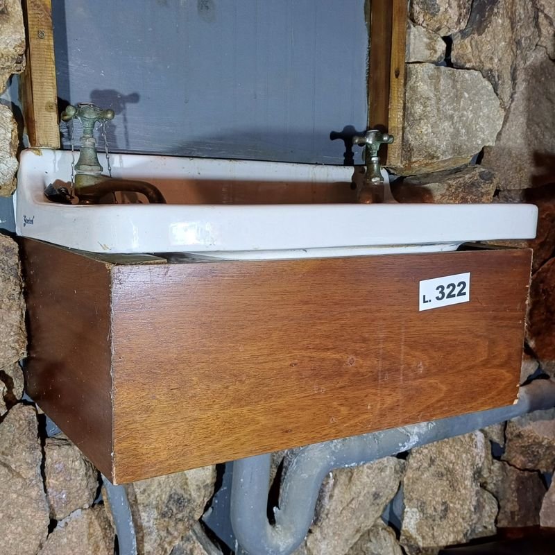 Pileta antigua de loza marca Estándar con grifería y base en madera - imagen 4