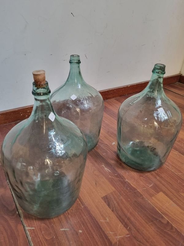 Tres botellas de vidrio verde antiguas - imagen 3