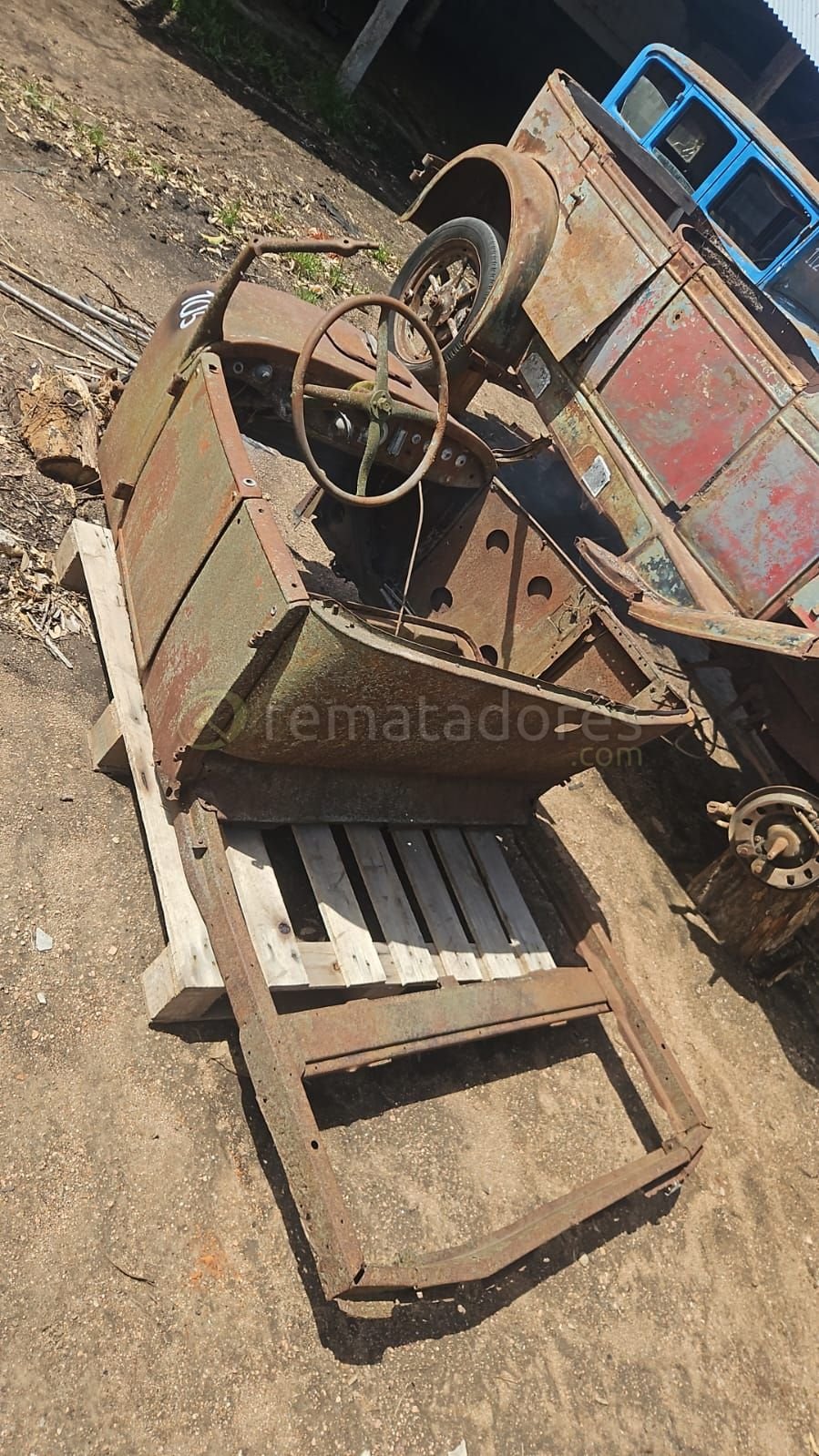 Chasis y Partes de Camioneta Antigua para Restaurar