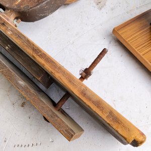Sierra Ingletadora Manual con Piedra de Afilar y Base de Madera - imagen 10