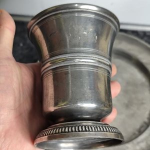 Juego de Plato y Vaso Tipo Copa de Peltre Sellado - imagen 6