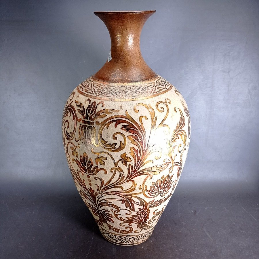 Gran Jarrón de Cerámica Decorado con Diseños en Relieve