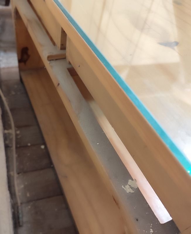 Mueble de madera con tapa de vidrio y cajones - imagen 3