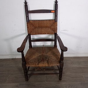 Lote anterior: Sillón bajo de madera de pino con asiento de cardo y avería