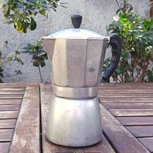 Cafetera italiana tipo moka de aluminio, con cuerpo octogonal, tapa, asa y filtro interior - imagen 4