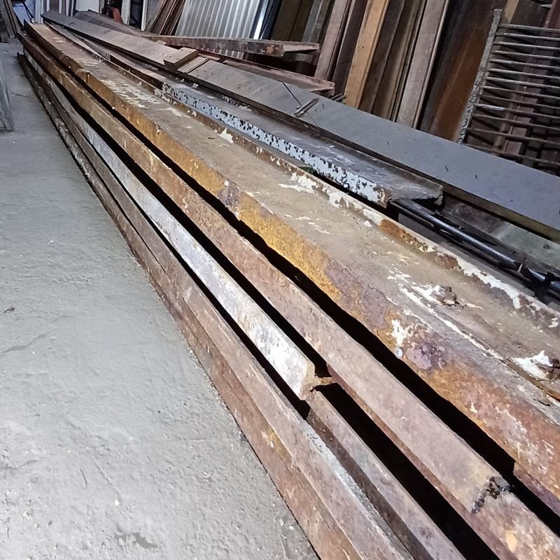 Vigas de madera y barras metálicas para construcción - imagen 7