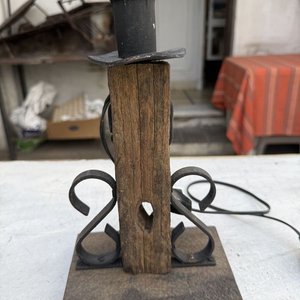 Lámpara Artesanal de Mesa de Luz con Base de Madera y Metal - imagen 2