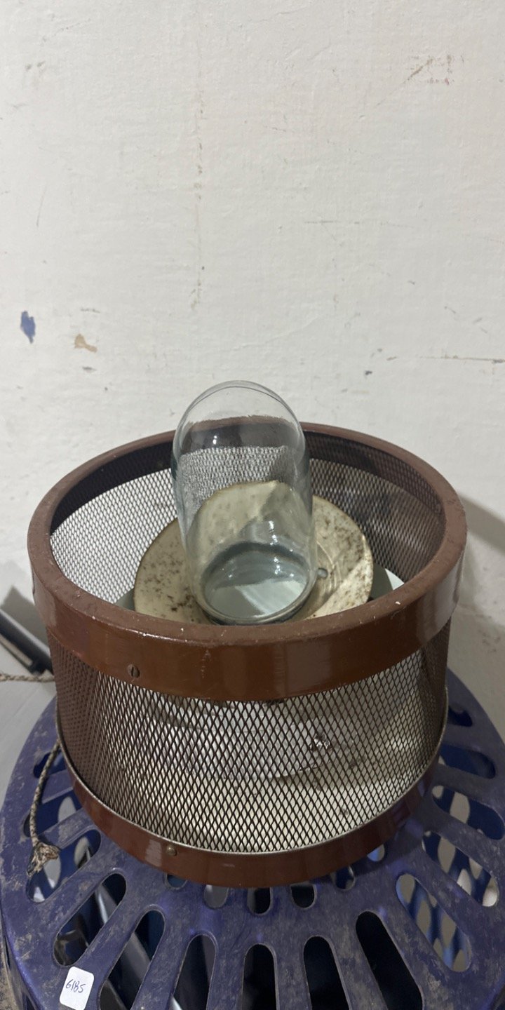 Artefacto Metálico con Recipiente de Vidrio