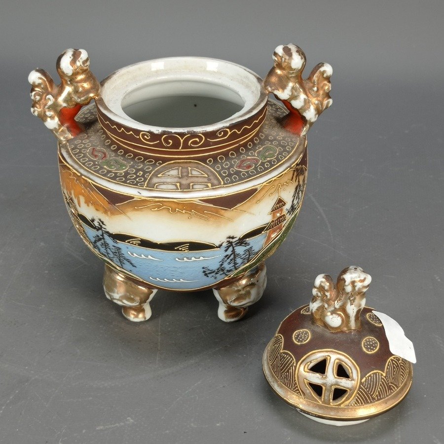 Incensario de porcelana japonesa Satsuma con decoración en relieve - imagen 5