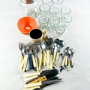 Frasco de Vidrio con Tapa, Vasos, Tenedores, Cuchillos y Tazas - imagen 2
