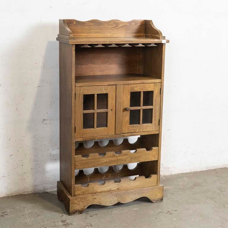 Vinera de Madera con Puertas Vidriadas y Espacio para Botellas