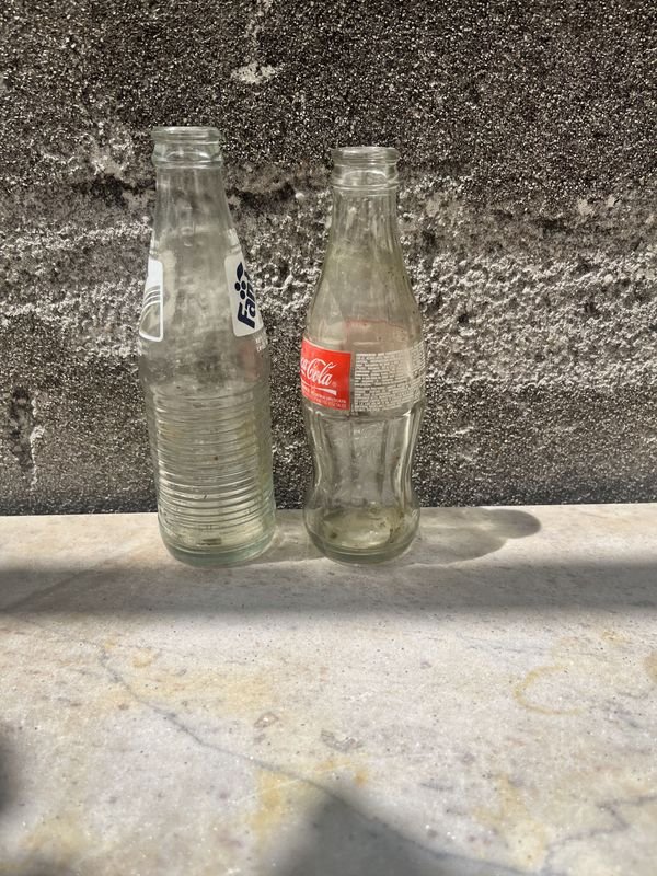 Dos botellas de vidrio - Fanta y Coca Cola - imagen 2