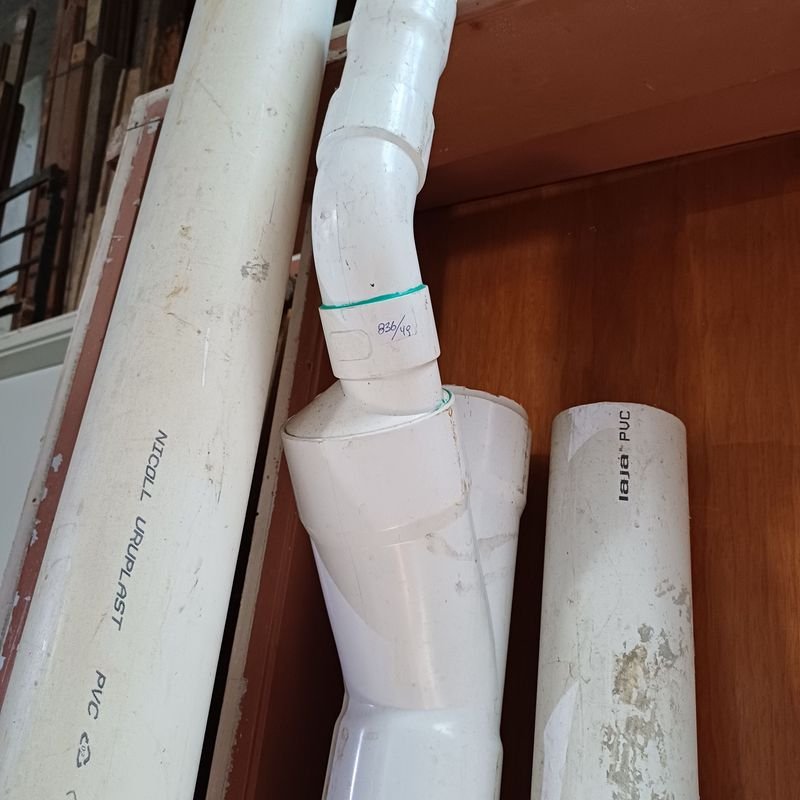 Seis tramos de caños en PVC usados para la construcción - imagen 2