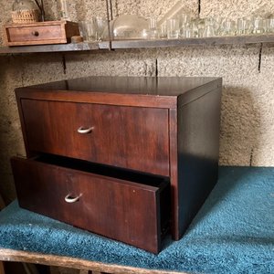 Mesa de Luz Moderna de Madera Oscura con Dos Cajones - imagen 3