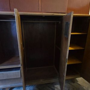 Ropero de Madera Maciza con Puertas Corredizas y Cajones - imagen 4