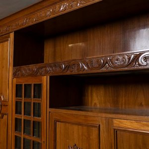 Mueble Modular Estilo Tudor con Molduras Talladas y Detalles Espejados - imagen 2