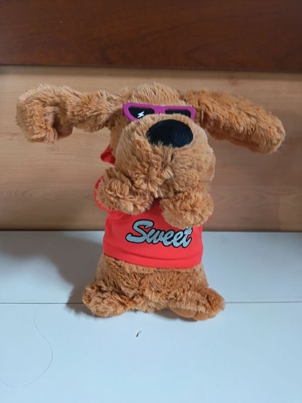 Perrito de Peluche a Pilas con Movimiento y Gafas de Sol