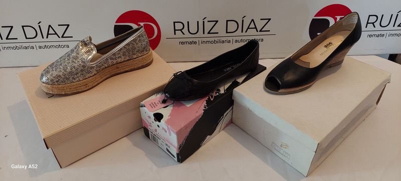 Lote siguiente: Zapatos de tacón alto para mujer
