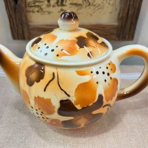 Lote anterior: Tetera de Loza Esmaltada con Decoración Floral Estilizada