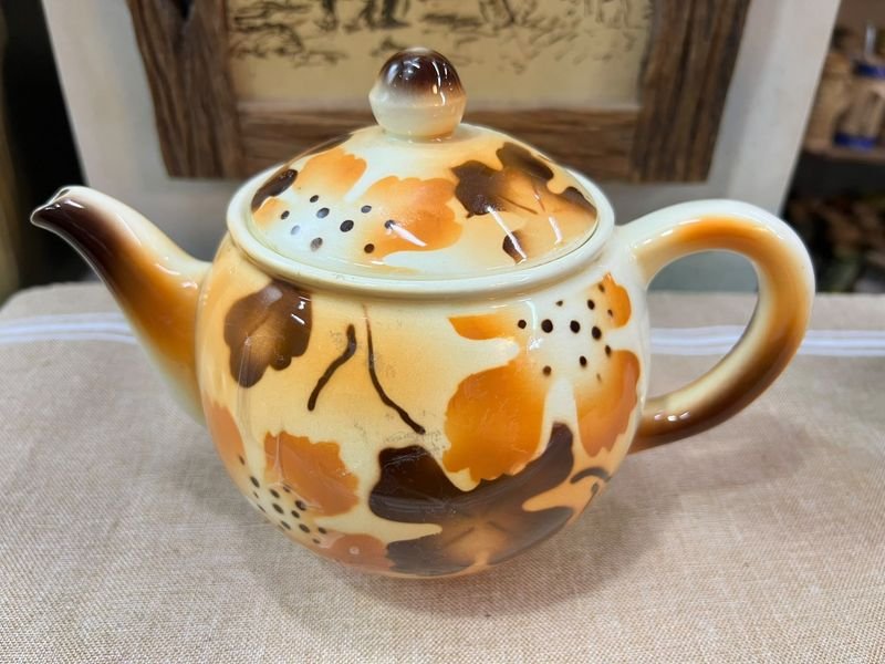 Tetera de Loza Esmaltada con Decoración Floral Estilizada