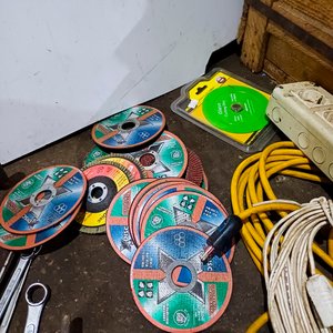 Lote de Herramientas Varias: Llaves, Discos de Corte y Más - imagen 2