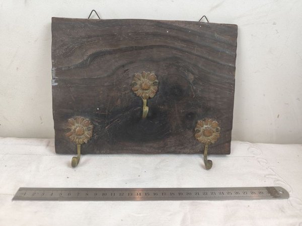 Perchero en madera y bronce para almacenar accesorios
