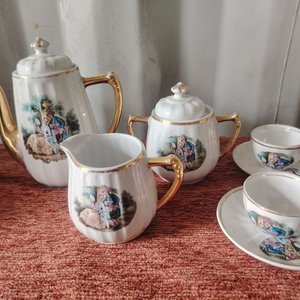 Juego de Café Vintage con Escenas Románticas y Bordes Dorados - imagen 4