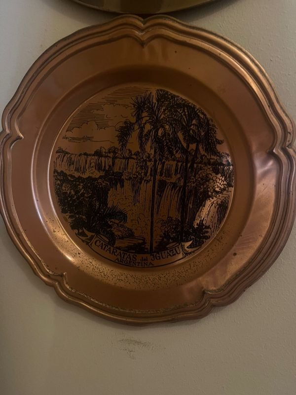 Platos decorativos de loza, cobre y madera con soporte para colgar - imagen 9
