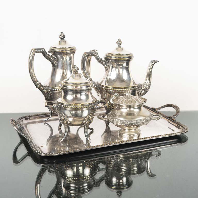 Lote siguiente: Juego de servir de platina, una pieza diferente - Medidas: Cafetera: 21x26cm