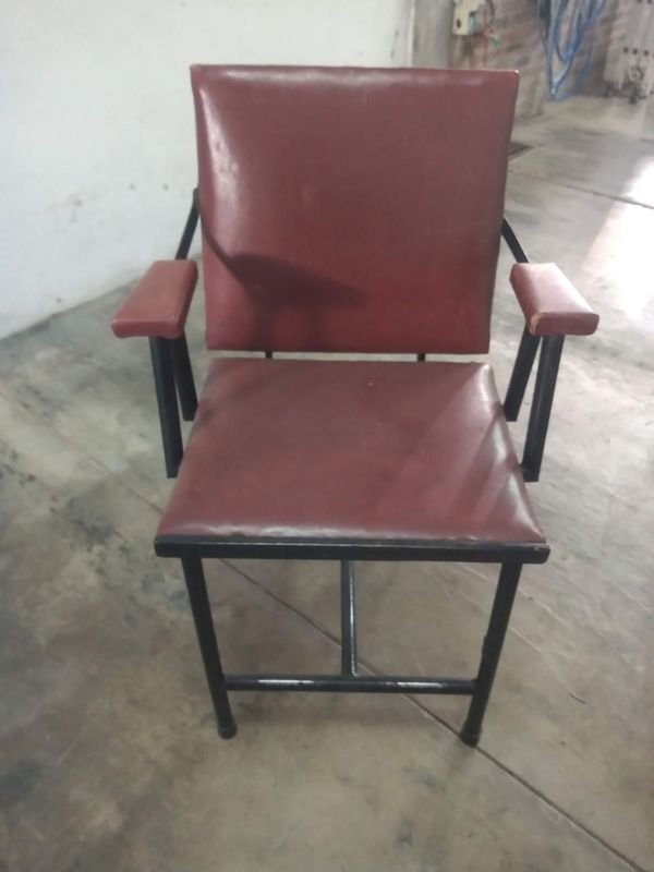 Silla de cuero rojo con brazos