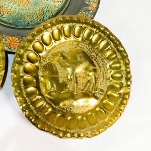 Tres Platos Decorativos Repujados en Bronce y Cobre - imagen 2