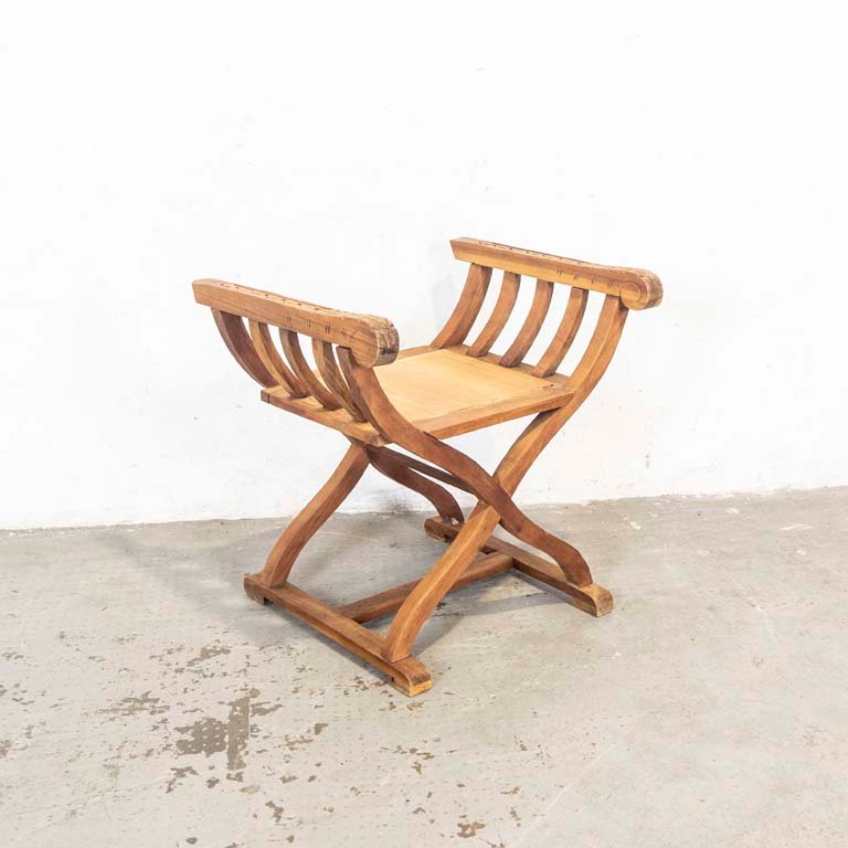 Lote anterior: Silla de madera veneciana para lustrar