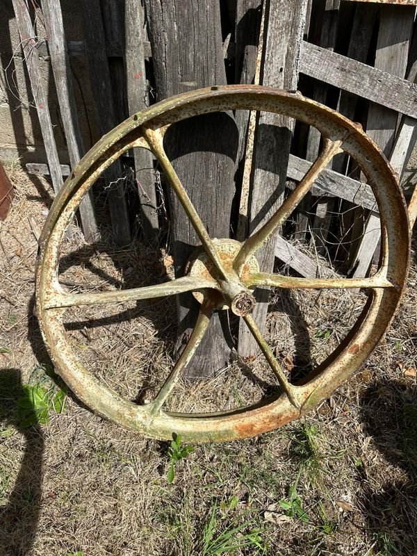 Rueda antigua de hierro en venta - imagen 3
