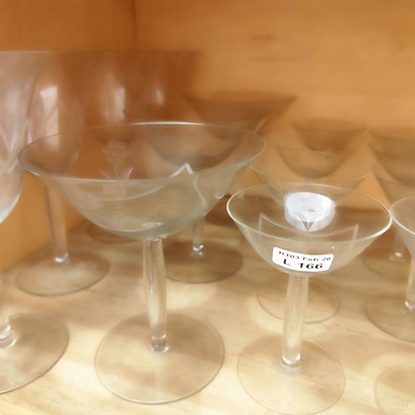 Gran lote de copas antiguas talladas al ácido de variadas formas y tamaños - imagen 10