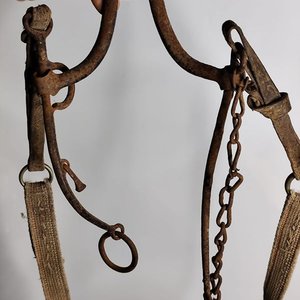 Freno Antiguo de Metal con Tiras de Tela para Decoración o Colección - imagen 4