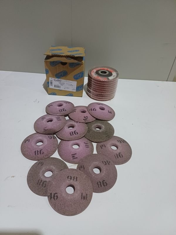 Caja con Discos Abrasivos Flap y Esmeril de 80 y 10cm