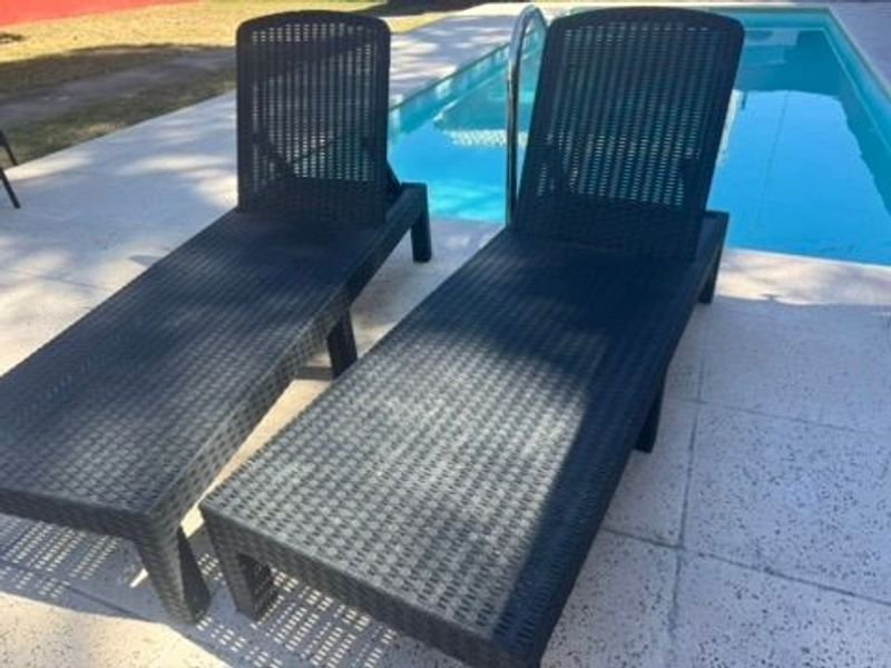 Pare de reposeras plegables de PVC simulando ratán - imagen 2