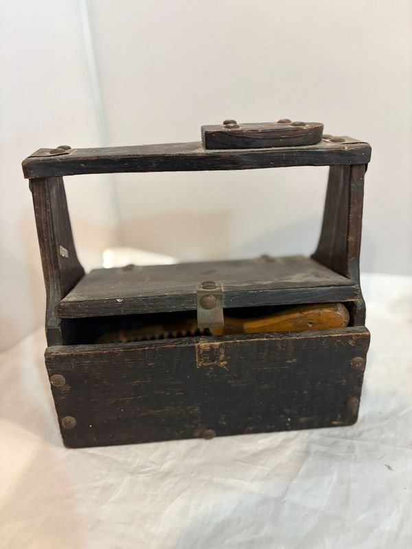 Caja de madera para zapatos con accesorios