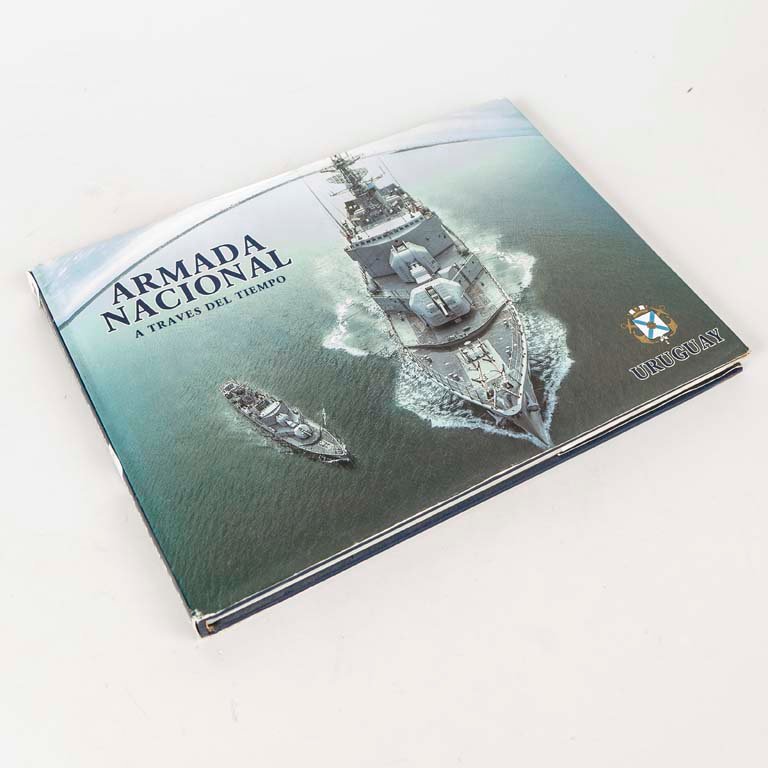 Lote siguiente: Libro de tapa dura sobre la Armada Nacional a través del tiempo