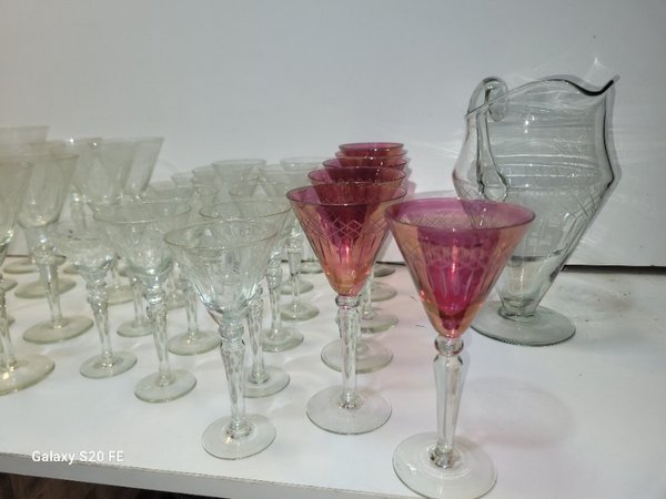 Juego de Cristalería Fina Tallada: Jarra y Copas Transparentes y Rosadas - imagen 1