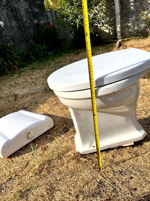 Juego de Baño Olmo de Loza Blanca: Lavatorio con Pedestal – Bidet – Inodoro y Antiguo Bidet de Loza Cisterna de Plástico - imagen 15