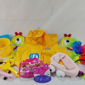 Lote siguiente: Chaleco Inflable Amarillo y Accesorios Varios para Niños